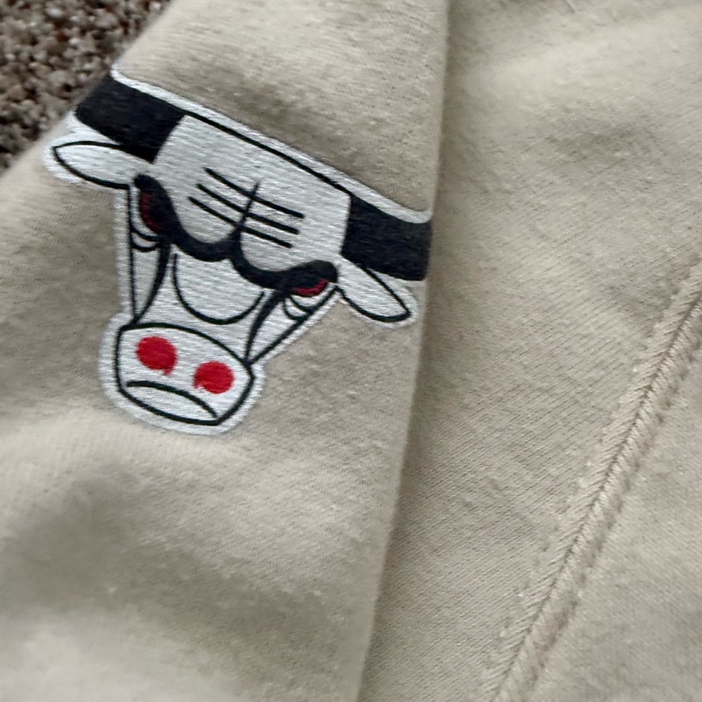 Sportiqe Chicago Bulls Size M women’s cream Pullover Sweatshirt Comfy SMALL - Picture 11 of 12